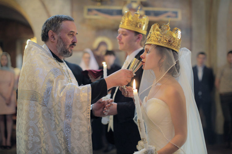 Bodas rumanas: cómo son y qué significan sus rituales