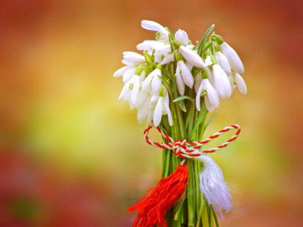El Mărțișor: la primavera rumana y su peculiar amuleto